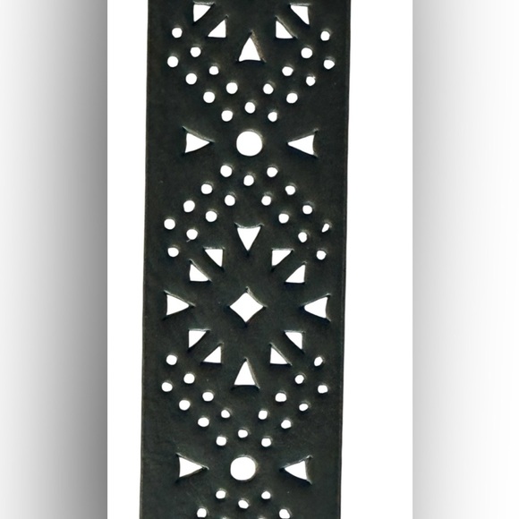 A Vince Camuto black belt with gold Buckle and emblem, size M. - Picture 13 of 13